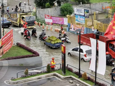 [FOTO] Diguyur Hujan Semalam, Ciledug Dikepung Air