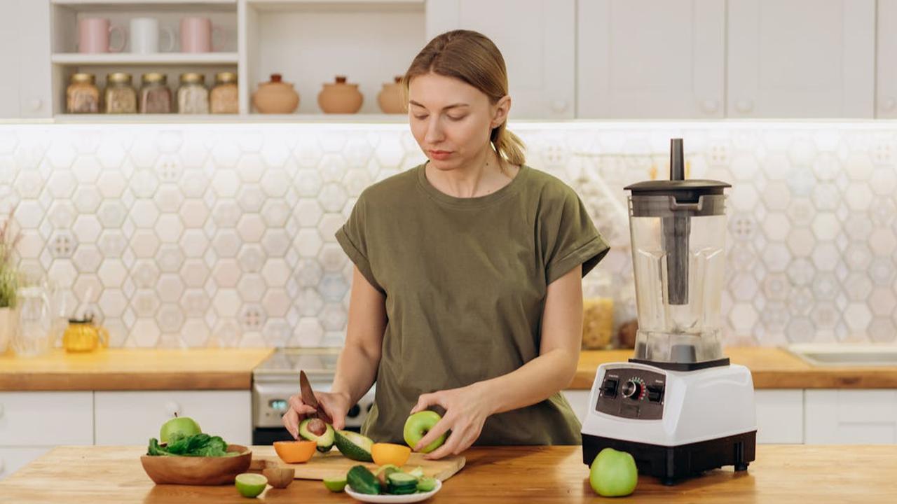 Tahukah Anda, Aktivitas di Dapur Ini Bisa Jadi Terapi? Mengungkap Manfaat Kesehatan Mental dari Memasak di Rumah