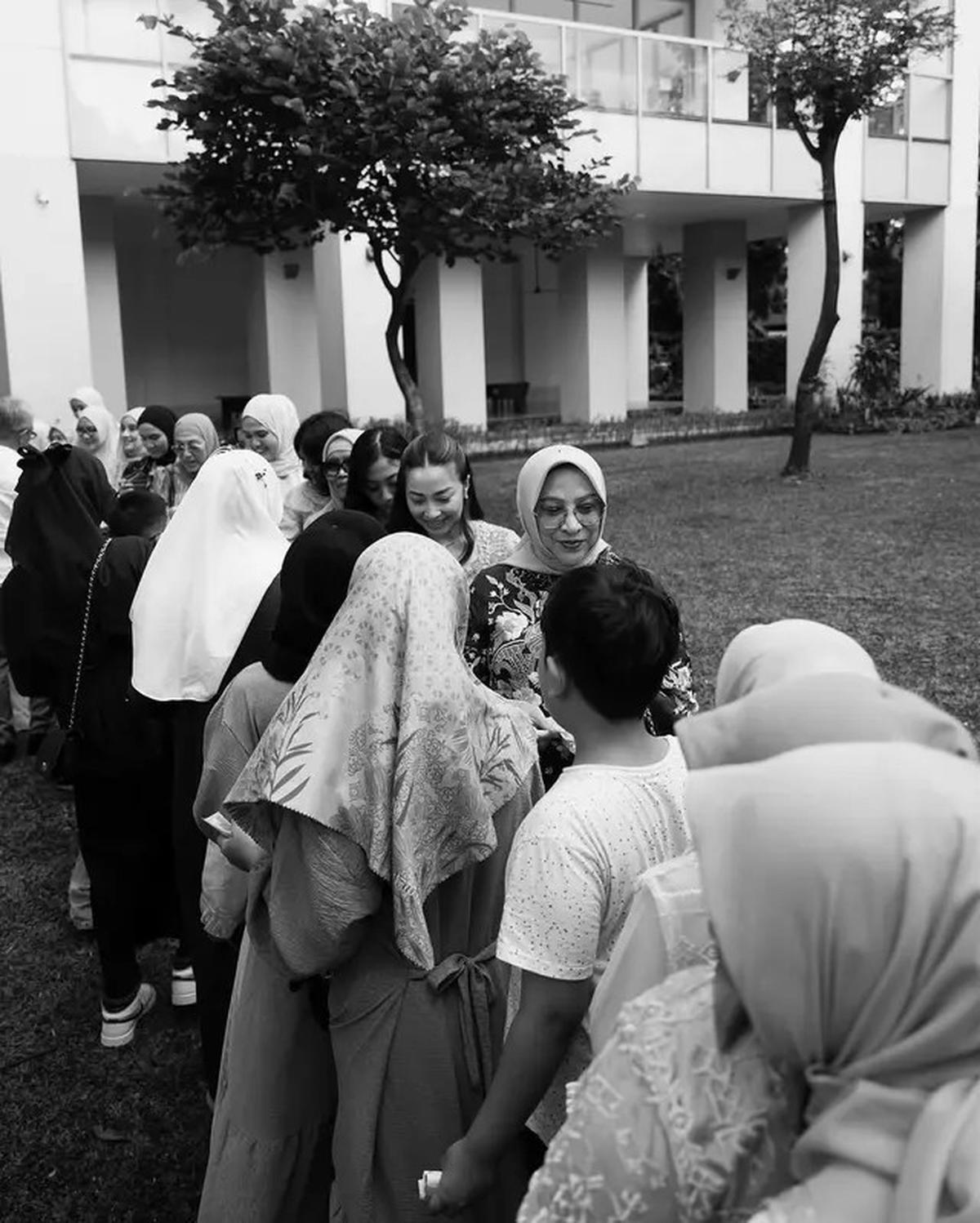 6 Potret Keluarga Nikita Willy Bagi-Bagi THR Lebaran, Sudah Jadi Tradisi Setiap Tahun
