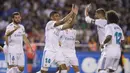 Para pemain Real Madrid merayakan gol yang dicetak oleh Casemiro ke gawang Deportivo La Coruna pada laga La Liga di Stadion Riazor, Senin (21/8/2017). Real Madrid menang 3-0 atas Deportivo La Coruna. (AP/Lalo R. Villar)