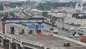 Kendaraan saat melintasi Gerbang Tol (GT) Pisangan, Jatinegara, Jakarta Timur, Senin (15/3/2021). PT CMNP mulai mengoperasikan GT Pisangan yang menghubungkan sisi barat ruas Tol Becakayu Seksi 1A dengan ruas Tol Ir Wiyoto Wiyono. (merdeka.com/Iqbal S. Nugroho)