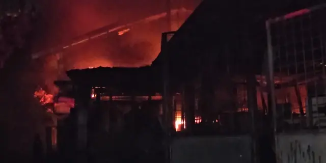 Kebakaran Hebat Landa Pabrik Mainan di Medan Johor