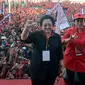 Ketua Umum PDI Perjuangan Megawati Soekarno Putri dan Puan Maharani salam tiga jari pada Apel Siaga PDI Perjuangan Setia Megawati, Setia NKRI di Stadion Manahan, Solo, Jawa Tengah, Jumat (11/5). (Liputan6.com/HO/Ivan)