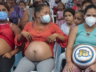 Ibu hamil mengikuti kontes La Madre Panza (Perut Ibu) untuk merayakan Hari Ibu di Managua, Nicaragua, 30 Mei 2022. Kontes Perut Ibu terdiri dari pemberian hadiah kepada ibu hamil dengan perut terbesar. (OSWALDO RIVAS/AFP)