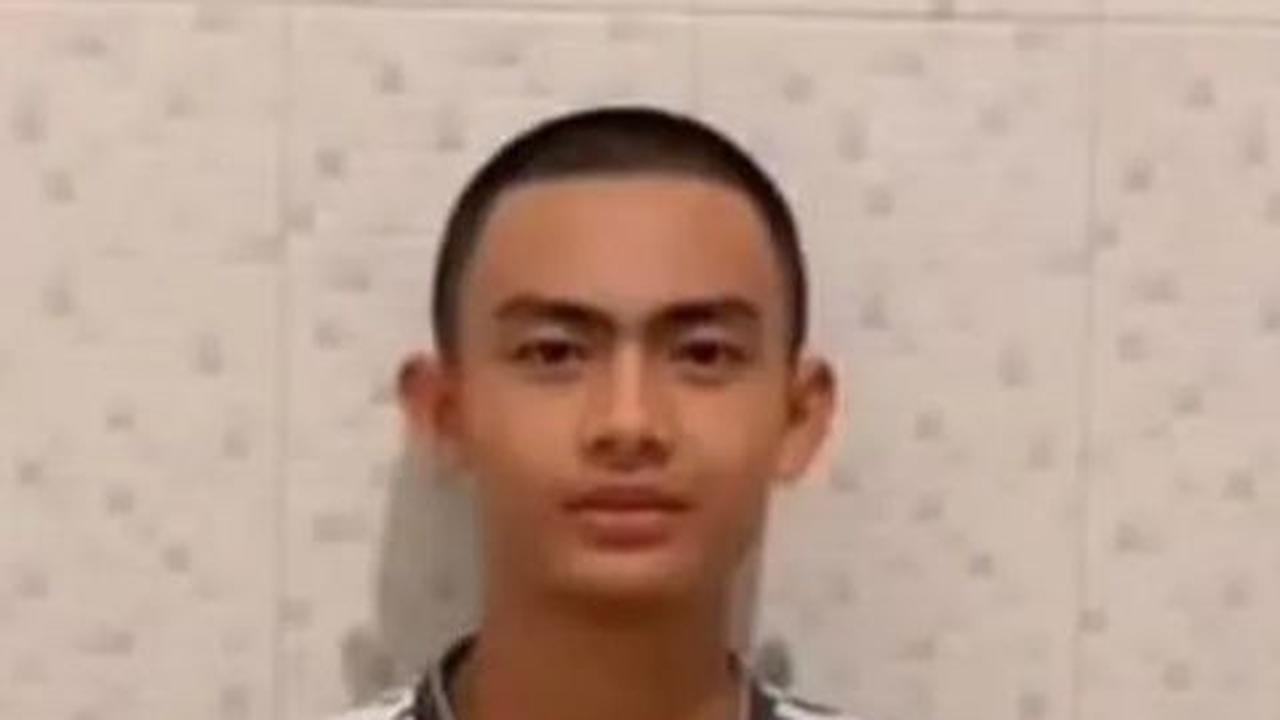 Potret pertama memperlihatkan remaja tersebut dengan gaya rambut botak, namun garis wajahnya, terutama alisnya, sangat menyerupai Arhan.