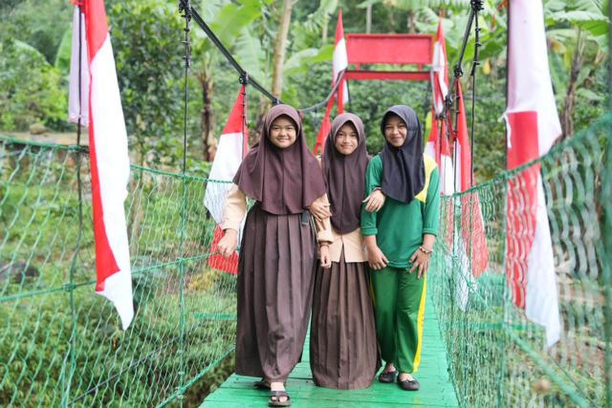 Jembatan Gantung Cisurupan Garut Hadir, Pelajar Tak Lagi Bolos Sekolah karena Terhadang Banjir