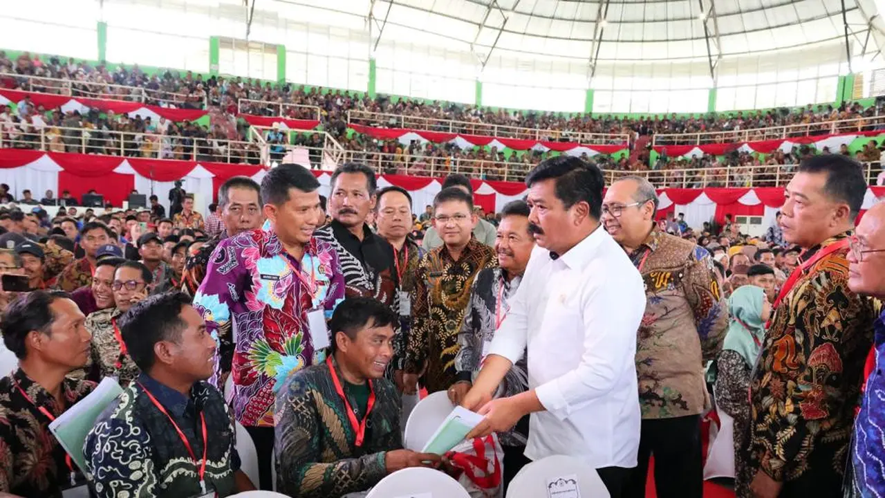 Menteri Agraria dan Tata Ruang/Kepala Badan Pertanahan Nasional (ATR/BPN), Hadi Tjahjanto menyerahkan 4.000 sertifikat di GOR Delta Sidoarjo, Jawa Timur.