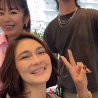 Rambut bob seleher dengan sentuhan wavy ini membuat penampilan Luna tampak lebih segar, edgy, sekaligus modern. [@lunamaya].