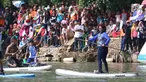 Warga menyaksikan pertandingan antara Menteri KKP Susi Pudjiastuti dan Wagub DKI Jakarta Sandiaga Uno mengarungi danau sunter selama Festival Danau Sunter di Jakarta, Minggu (25/2). (Liputan6.com/Angga Yuniar)