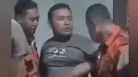 Video orang-orang berseragam ormas Pemuda Pancasila (PP) menggeruduk kediaman seorang warga di Kabupaten Kebumen Jateng viral di media sosial. (Liputan6.com/ Dok Ist Tangkapan Layar)