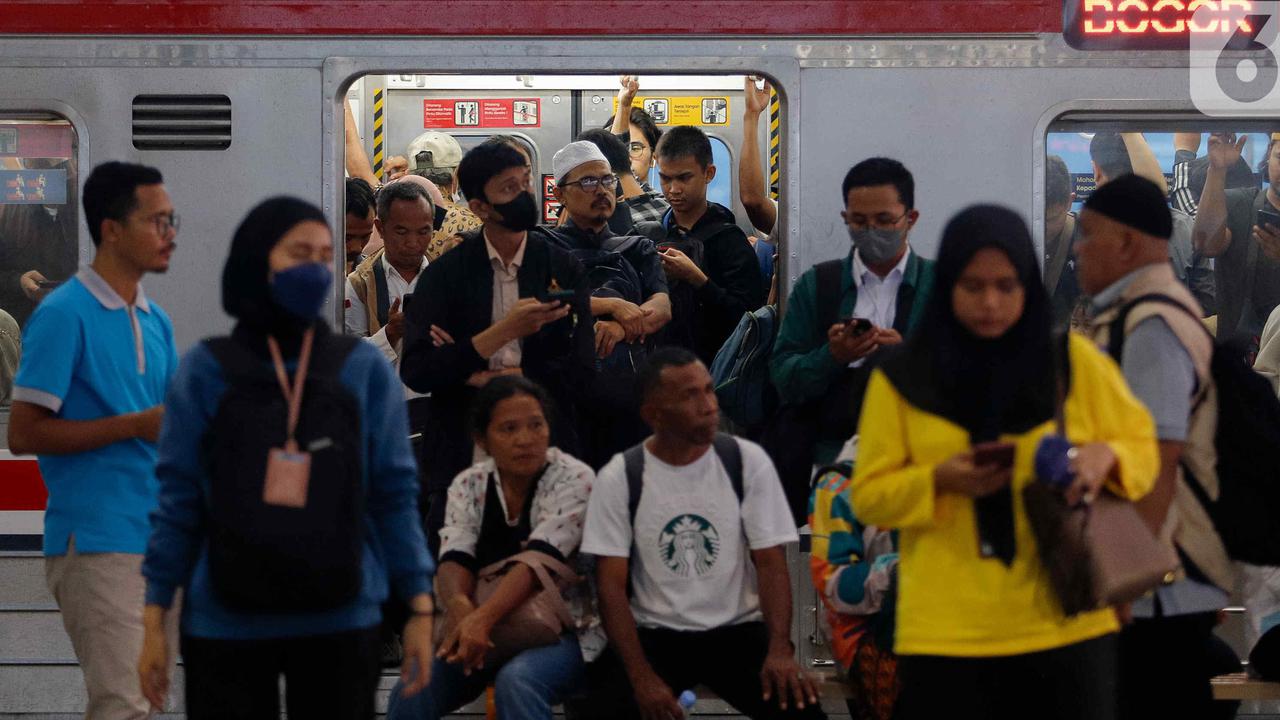 Jokowi Ditanya soal Wacana Tarif KRL Berbasis NIK: Saya Tidak Tahu, Belum Ada Rapat Mengenai Itu