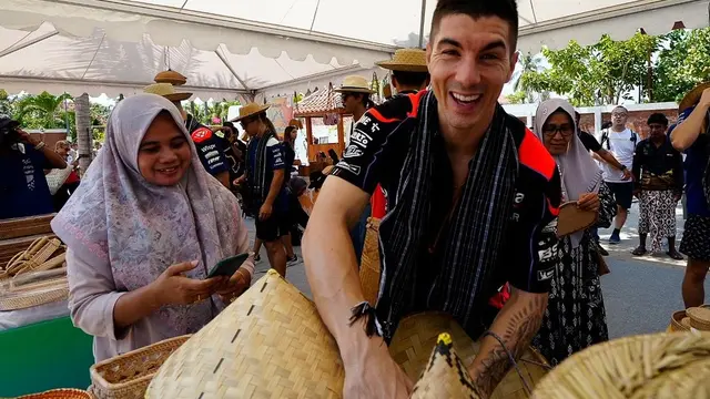 Momen Maverick Vinales dengan Warga Mandalika