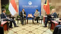 Menteri Luar Negeri RI Retno Marsudi melakukan pertemuan bilateral dengan Menteri Luar Negeri dan Kerja Sama Timor Leste Dionisio Soares di sela-sela kegiatan Forum Demokrasi Bali (Bali Democracy Forum/BDF) ke-12 di Nusa Dua, Bali. (Dokumentasi Kemlu RI)