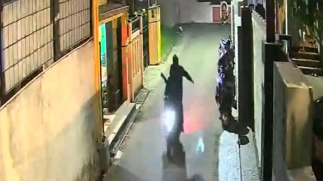 Beredar Rekaman CCTV Diduga Saat Rumah Cagub Aceh Bustami Hamzah Dilempar Granat, Tampak 2 Orang Naik Motor