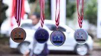 Medali duplikat PON XIX Jabar dipajang di salah satu stand UMKM di GOR Universitas Pendidikan Indonesia, Senin (19/9/2016). Beberapa pedagang memanfaatkan moment PON XIX Jabar untuk menjual beragam pernak pernik. (Liputan6.com/Helmi Fithriansyah)