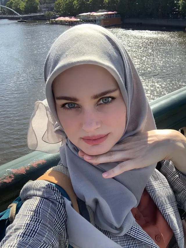 6 Potret Valentine Payen Istri Ario Bayu Asal Prancis, Menawan saat Berhijab