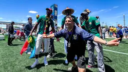 Suporter Senegal dan Prancis berfoto bersama di kawasan MetLife Stadium, AS, menjelang laga Grup I Piala Dunia 2026, Selasa (16/6/2026). Momen ini menunjukkan semangat persahabatan yang mewarnai turnamen sepak bola terbesar di dunia. (KLY Sports/Hery Kurniawan/Adv/Powerade)