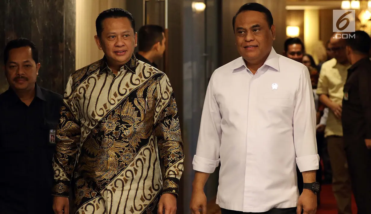 Menpan RB Syafruddin (kanan) dan Ketua DPR Bambang Soesatyo bersiap memberikan keterangan usai pertemuan di Gedung Nusantara III Komplek Parlemen Senayan, Selasa (23/7/2019). Menpan RB mengatakan kepada Ketua DPR Bamsoet ada 23 lembaga negara yang terkena akuisisi. (Liputan6.com/Johan Tallo)
