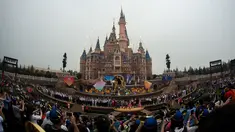 Kembang api memeriahkan acara pembukaan taman bermain terbaru, Shanghai Disney Resort di Shanghai, Tiongkok, (16/6). Taman bermain ini dibanjiri pengunjung di hari pertama pembukaan. (AFP Photo/Johannes Eisele)