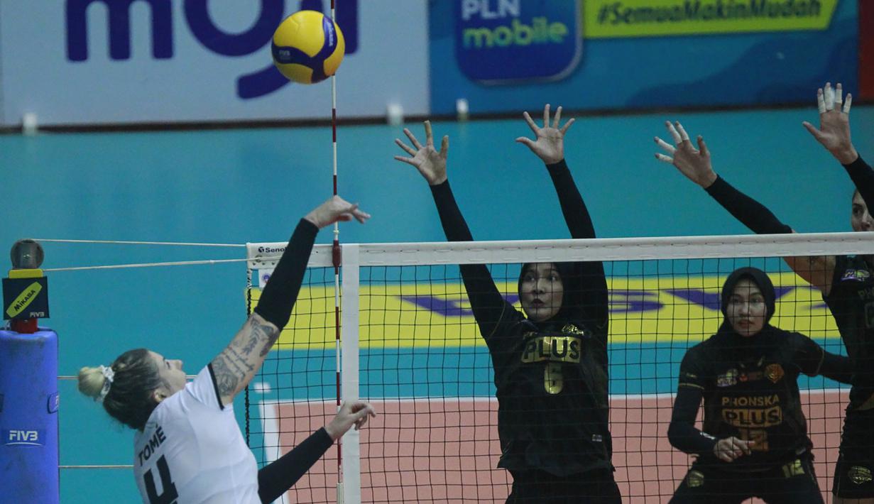 Pemain Jakarta BIN, Fernanda Davis Tome (kiri) melepaskan spike yang berusaha diblok pemain Gresik Petrokimia Pupuk Indonesia, Yolana Bheta Pangestika dalam laga seri kedua putaran kedua Proliga 2023 di GOR Ken Arok, Malang, Kamis (9/2/2023) siang WIB. Jakarta BIN kalah 2-3 (25-23, 21-25, 25-20, 17-25 dan 9-15). (Dok. Proliga 2023)