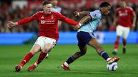 Gelandang Nottingham Forest asal Skotlandia Elliot Anderson (kiri) berebut bola dengan bek Arsenal asal Belanda Jurrien Timber selama pertandingan sepak bola Liga Primer Inggris antara Nottingham Forest dan Arsenal di The City Ground di Nottingham, Inggris bagian tengah, pada 26 Februari 2025.