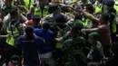 Melihat Agus Setia diamankan pihak berwajib, sejumlah ofisial tim Kalimantan Selatan langsung masuk ke arena dan menimbulkan bentrokan. (Bola.com/Vitalis Yogi Trisna)
