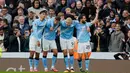 Para pemain Manchester City merayakan gol yang dicetak oleh Erling Haaland ke gawang Manchester United pada laga pekan ke-4 Premier League 2025/2026 di Etihad Stadium, Minggu (14/9/2025) malam WIB. (AP Photo/Dave Thompson)