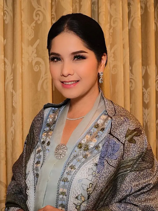 6 Potret Annisa Pohan Dipulas Makeup Matte Flawless saat Dampingi AHY Terima Gelar Doktor dengan Predikat Cumlaude