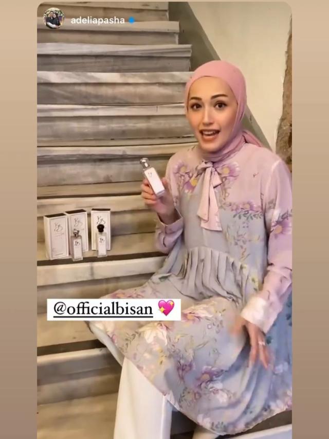 Adelia Pasha, istri Pasha Ungu, menggunakan parfum Bisan
