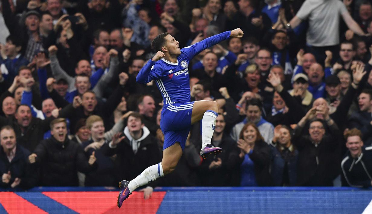 Gelandang asal Belgia, Eden Hazard ikut memeriahkan laga melawan Indonesian All-Star pada ajang Chelsea Asia Tour di Stadion Gelora Bung Karno, Jakarta. Hazard mencetak satu gol saat Chelsea menang telak 8-1 atas Indonesia. (AFP/Ben Stansall)