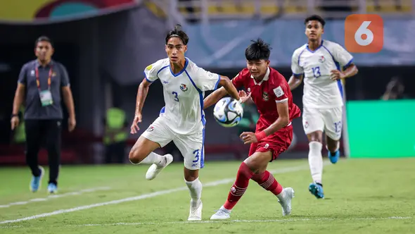 <p>Pemain Timnas Panama U-17, Martin Krug (kiri) berusaha melewati pemain Timnas Indonesia U-17, Arkhan Kaka pada laga kedua Grup A Piala Dunia U-17 2023 di Stadion Gelora Bung Tomo (GBT), Surabaya, Senin (13/11/2023). (Bola.com/Bagaskara Lazuardi)</p>