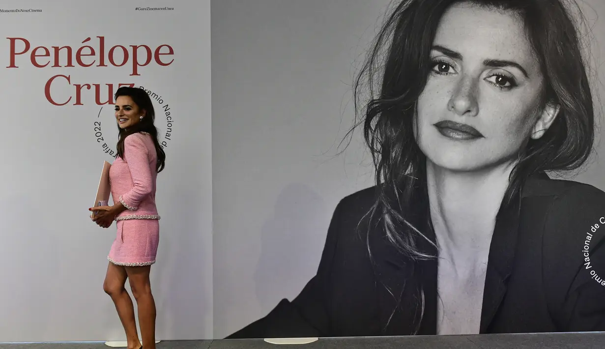 Penelope Cruz menerima Penghargaan Sinematografi Nasional Spanyol di Festival Film San Sebastian ke-70 di San Sebastian, Spanyol utara 17 September 2022. Dia memadukan nomor Chanel-esque vintage dengan sepatu hitam berujung terbuka - yang sedikit meninggikan tinggi badannya dengan tumit hitam. (AP Photo/Alvaro Barrientos)