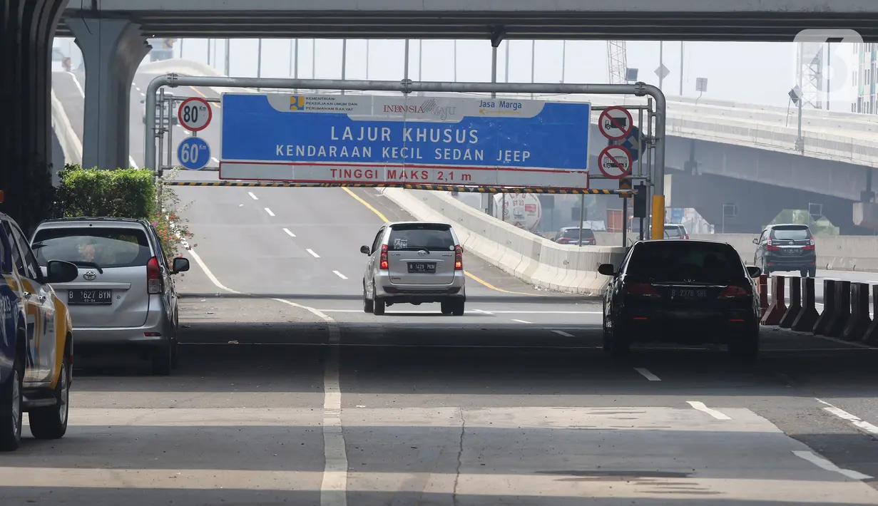 Kendaraan roda empat melintas di Tol Layang Jakarta-Cikampek, Bekasi, Jawa Barat, Minggu (7/6/2020). Djoko Dwijono Direktur Utama PT Jasamarga Jalan Layang Cikampek (JJC) selaku operator jalan tol layang mengatakan operasional akan dilakukan secara bertahap. (Liputan6.com/Herman Zakharia)
