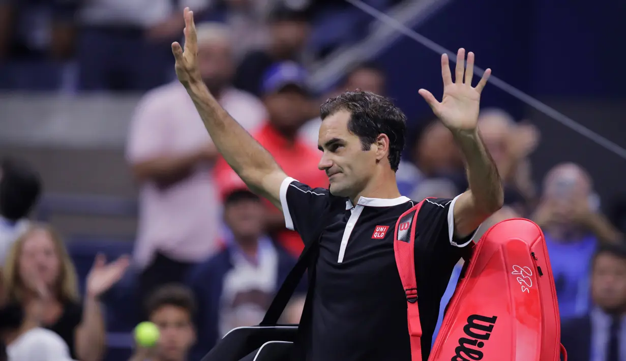Petenis Roger Federer menyapa penonton saat berjalan keluar lapangan usai kalah dari Grigor Dimitrov pada perempat final turnamen tenis AS Terbuka 2019 di New York, Amerika Serikat, Selasa (3/9/2019). Dimitrov menang 3-6, 6-4, 6-3, 6-4, 6-2. (AP Photo/Charles Krupa)
