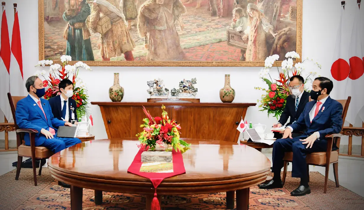 Presiden Joko Widodo (kanan) melakukan pertemuan bilateral dengan Perdana Menteri Jepang Yoshihide Suga (kiri) saat menerima kunjungan kenegaraan di Istana Bogor, Jawa Barat, Selasa (20/10/2020). (INDONESIAN PRESIDENTIAL PALACE / AFP)