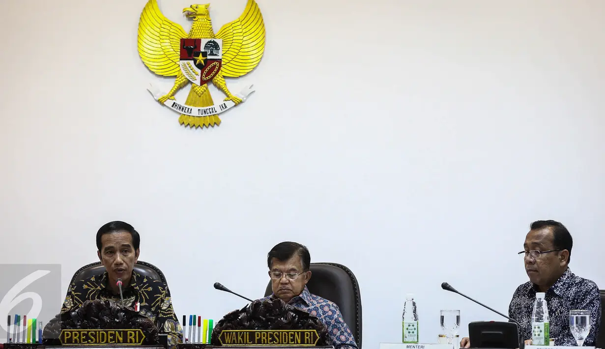 Presiden Jokowi didampingi Wapres Jusuf Kalla membuka Sidang Paripurna Dewan Energi Nasional (DEN) di Kantor Presiden, Kompleks Istana Kepresidenan, Jakarta, Kamis (5/1). Rapat juga membahas proyek 35 ribu megawatt (mw). (Liputan6.com/Faizal Fanani)