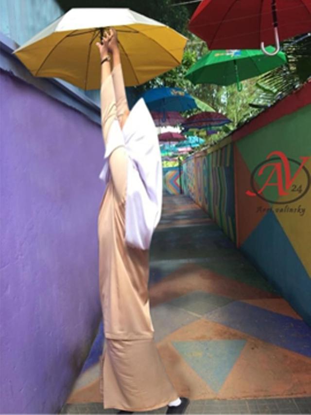 Minta Edit Foto Pegang Payung, Hasilnya Malah Absurd Banget