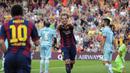 Gelandang Barcelona, Ivan Rakitic (tengah), merayakan golnya ke gawang Granada di Stadion Camp Nou, (27/9/2014). Barcelona unggul enam gol tanpa balas atas Granada. (AFP PHOTO/Josep Lago)
