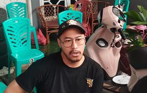 Pandji Pragiwaksono datang ke rumah duka untuk memberi penghormatan terakhir kepada almarhum Gustiwiw. Ia dengar kabar duka justru dari medsos. (Foto: M. Altaf Jauhar)