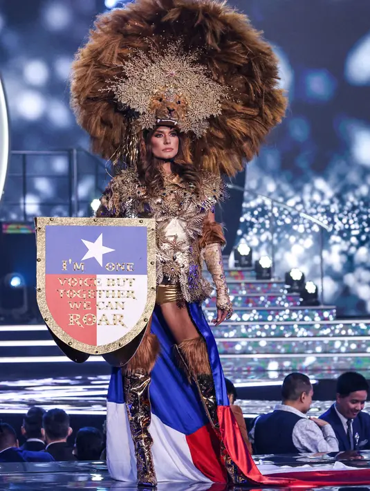 Miss Republik Ceko Karolina Kokesova tampil pada presentasi kostum nasional kontes kecantikan Miss Universe ke-70 di Eilat, Israel, 10 Desember 2021. Para kontestan dari berbagai negara dengan apik mengeksekusi kostum nasionalnya dan berlomba-lomba menjadi yang terbaik. (Menahem KAHANA/AFP)
