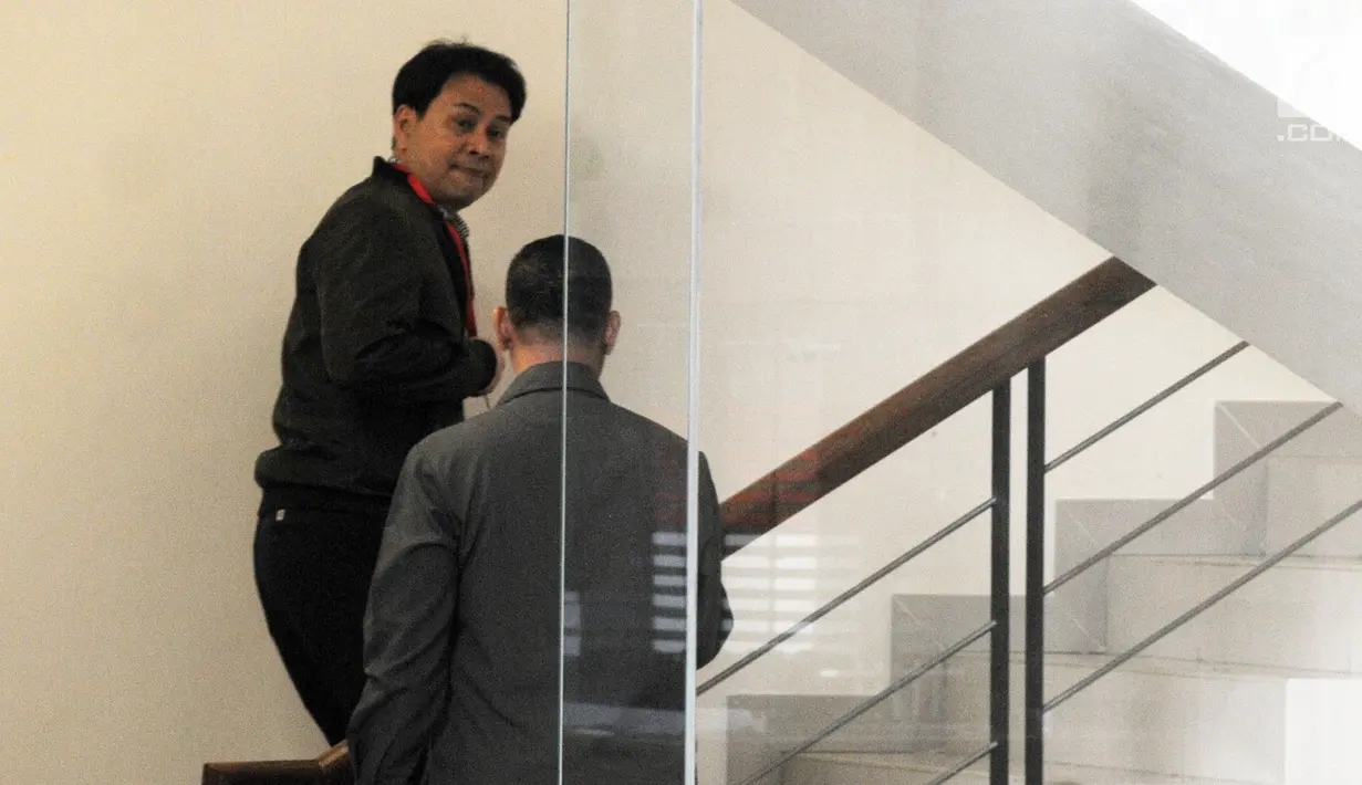 Anggota DPR RI Aziz Syamsuddin menaiki tangga menuju ruang pemeriksaan di gedung KPK, Jakarta, Selasa (28/8). Aziz diperiksa pendalaman kasus mafia anggaran untuk tersangka anggota DPR RI Komisi XI dari Demokrat Amin Santono. (Merdeka.com/Dwi Narwoko)