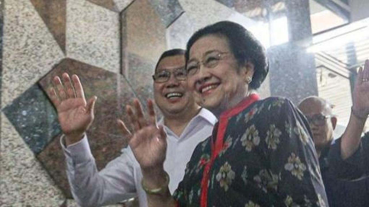 Sekitar pukul 14.22 WIB Ketua Umum PDIP Megawati Soekarnoputri beserta Sekjen PDIP Hasto Kristiyanto dan Ketua DPP PDIP Prananda Prabowo tiba di lokasi.