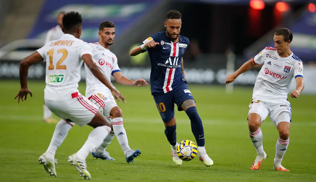 Penyerang PSG, Neymar berusaha mengontrol bola saat menghadapi Lyon pada laga final Piala Liga Prancis di Stade de France, Paris, Sabtu (1/8/2020) dini hari. PSG menjadi juara Piala Liga Prancis setelah menang melalui adu penalti 6-5. (AP Photo/Francois Mori)
