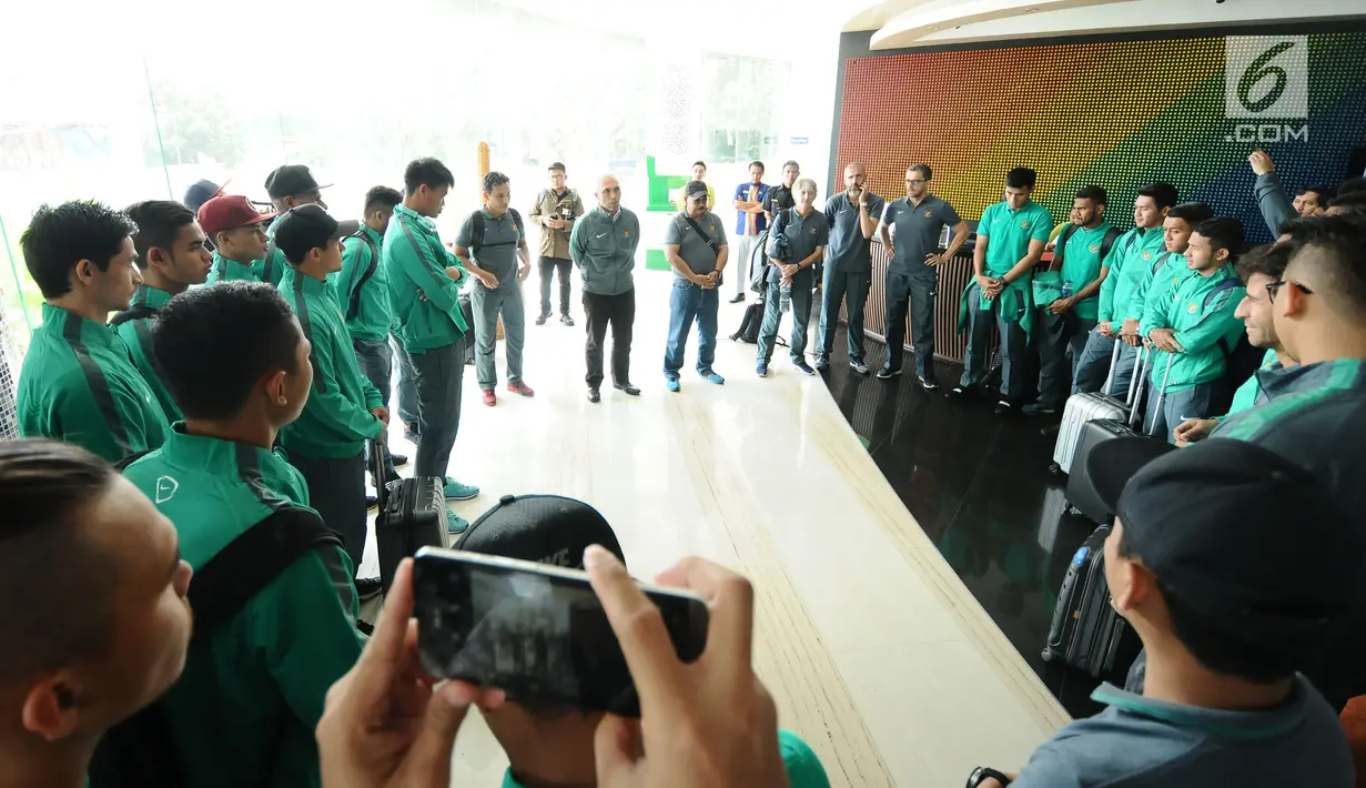 Sejumlah pemain Timnas Indonesia berdoa bersama jelang keberangkatan, Tangerang, Banten, Senin (5/6). Indonesia akan melakoni laga uji coba melawan Kamboja, 8 Juni mendatang. (Liputan6.com/Helmi Fithriansyah)
