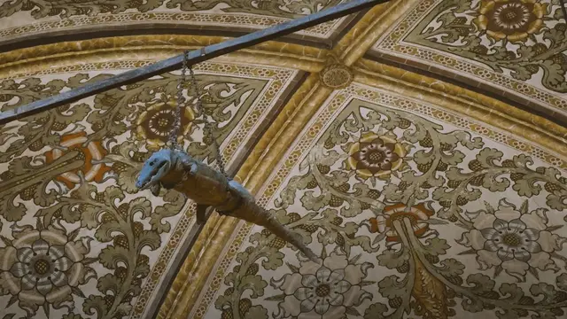 Dekorasi buaya berusia 500 tahun yang tergantung di langit-langit Gereja Katolik Santuario Della Beata Vergine Maria Delle Grazie, Italia. (Dok. Tangkapan Layar YouTube Samu Inno Production)