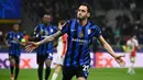 Pada menit ke-51, Inter Milan kembali unggul. Eksekusi penalti Hakan Calhanoglu sukses merobek jala gawang Feyenoord. (Isabella BONOTTO/AFP)