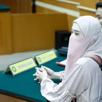 Pernikahan Inara Rusli dan Virgoun terancam kandas. Rumah tangga yang dibangun selama sembilan tahun dan telah dikaruniai tiga anak itu kini sedang proses cerai di Pengadilan Agama (PA), Jakarta Barat. Meski sedang bergulir di pengadilan, Inara juga siap rujuk dengan Virgoun tapi dengan lima syarat. [Foto:Kapanlagi.com/Bayu Herdianto]