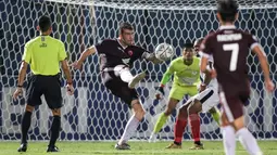 PSM lewat mengawali pertandingan dengan langsung tampil agresif. Serangan demi serangan dibangun oleh sang kapten mereka Willem Jan Pluim. (Bola.com/Bagaskara Lazuardi)