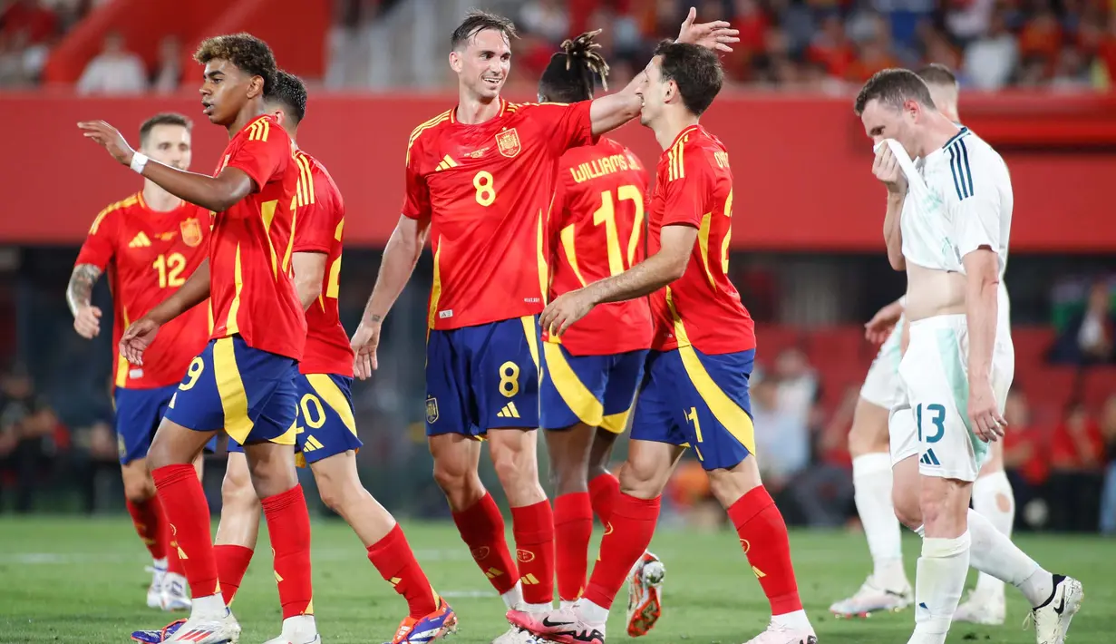 Mikel Oyarzabal merayakan gol bersama dengan rekan setimnya saat pertandingan persahabatan internasional antara timnas Spanyol melawan Irlandia Utara di stadion Son Moix di Palma de Mallorca pada 8 Juni 2024. (JAIME REINA/AFP)