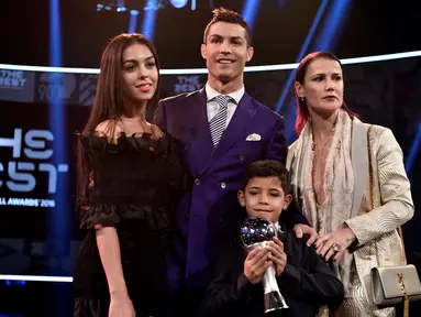Cristiano Ronaldo mengajak sang kekasih Georgina Rodriguez, anaknya serta saudarinya Elma (kanan) saat menerima penghargaan Pemain Terbaik FIFAFIFPro pada ajang The Best FIFA Football Awards 2016  di Zurich, (9/1/2017). (AFP/Fabrice Coffrini)
